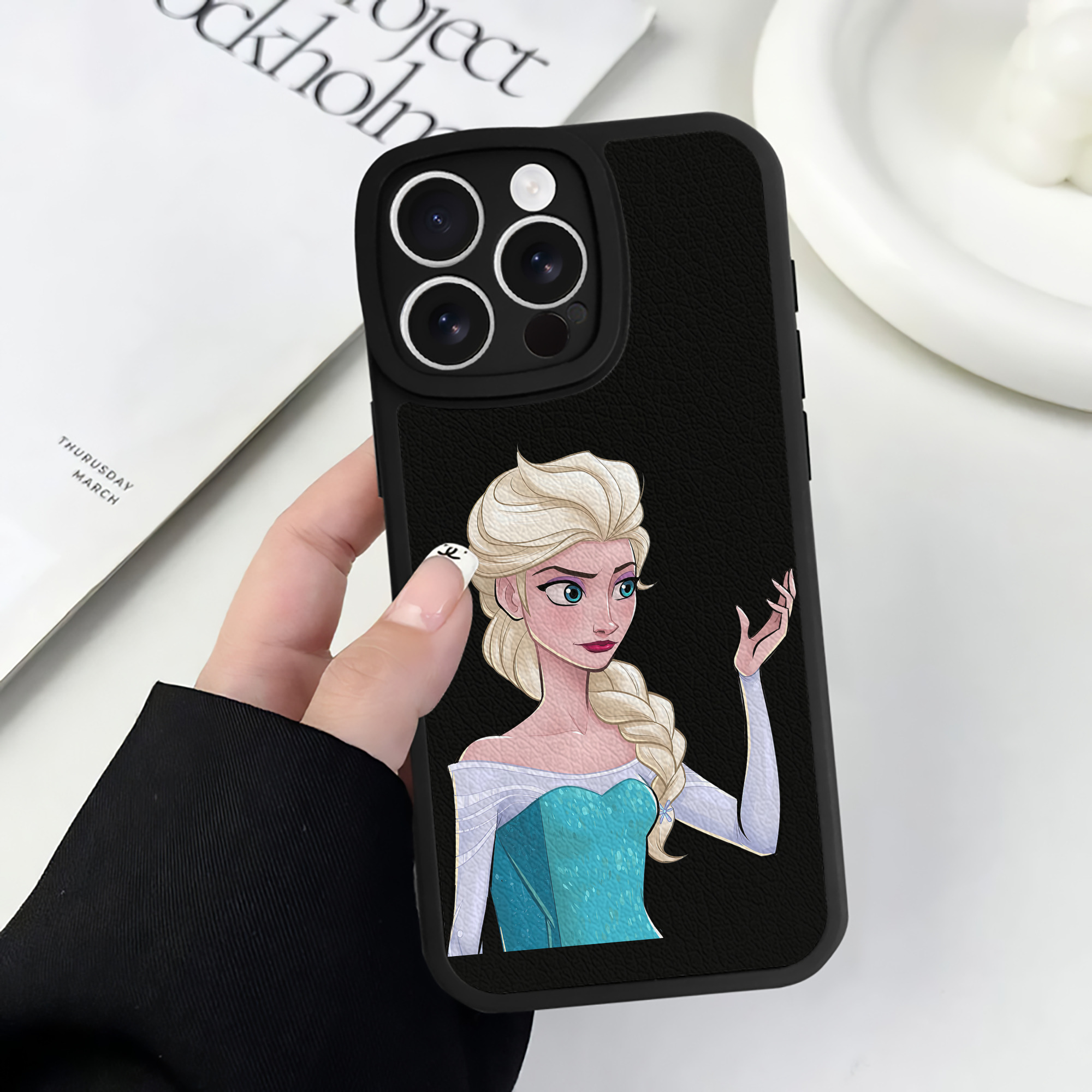 （画像用） アナと雪の女王 アンナ エルサ Frozen Anna Elsa 【iPhone 16シリーズ対応】シリコンスマホケース（レザー調） 材質：シリコン